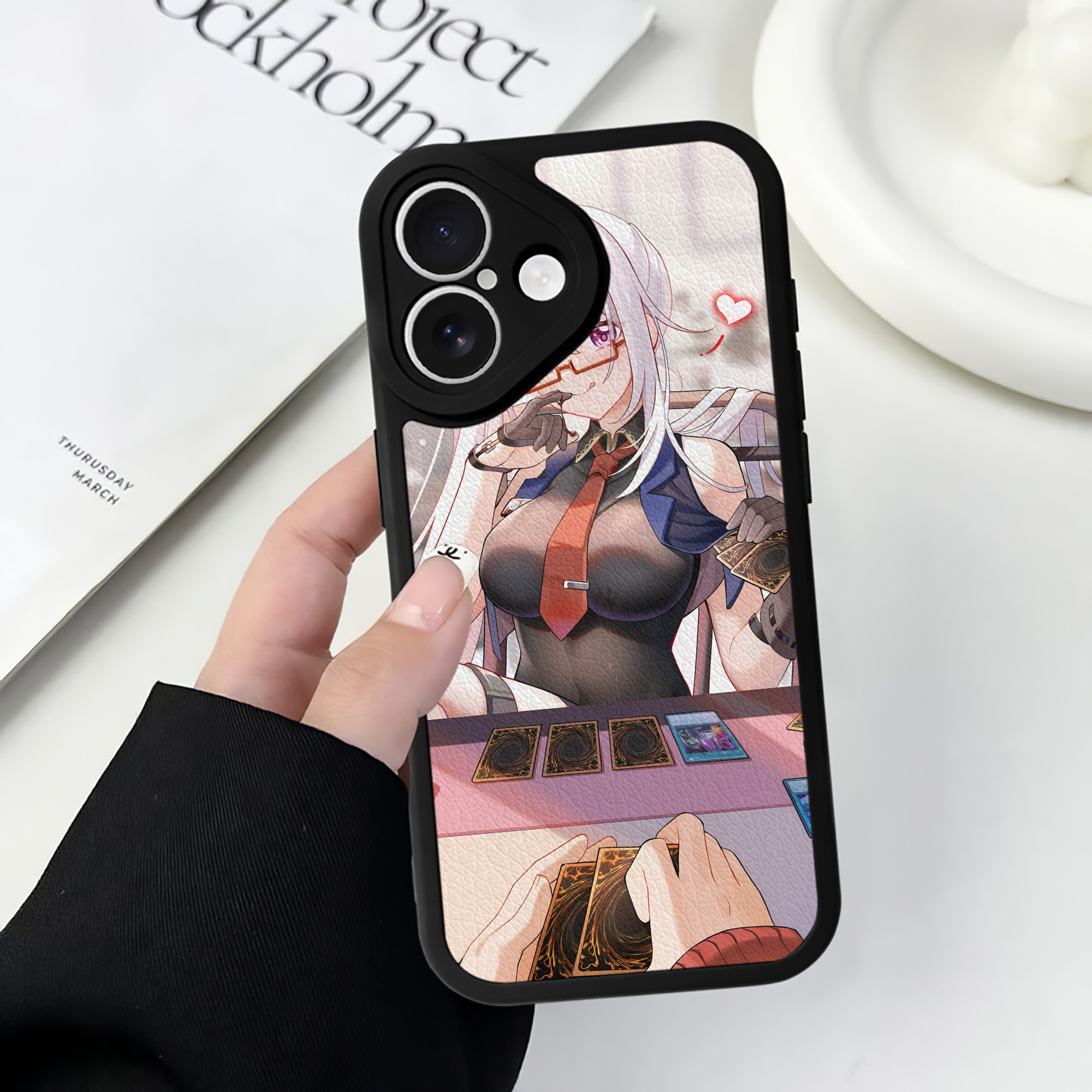 （画像用） 遊☆戯☆王 Yu-Gi-Oh! 【iPhone 16シリーズ対応】シリコンスマホケース（レザー調） 材質：シリコン